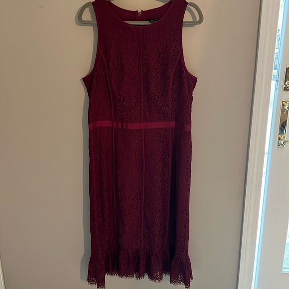 Banana Republic Dresses & Skirts - Banana Republic lace sheath dress sleeveless midi maroon size 14 tall